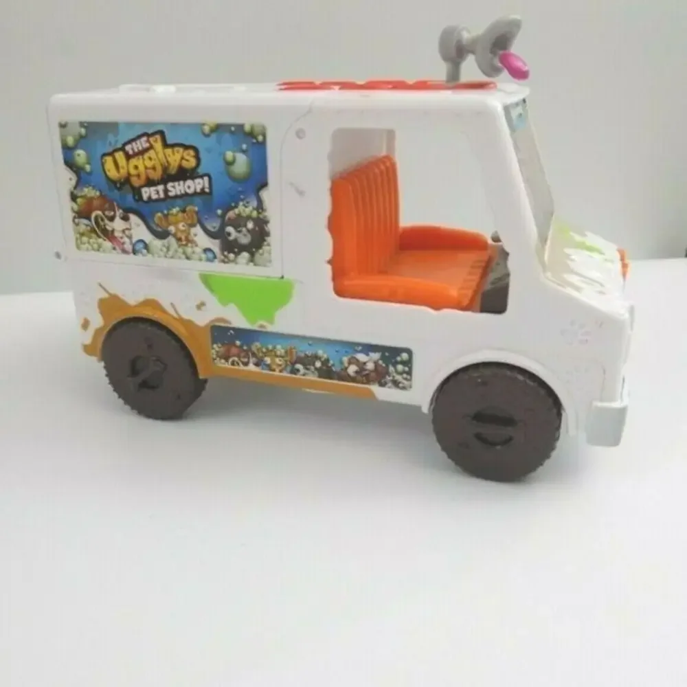 The Ugglys Pet‎ Shop Van